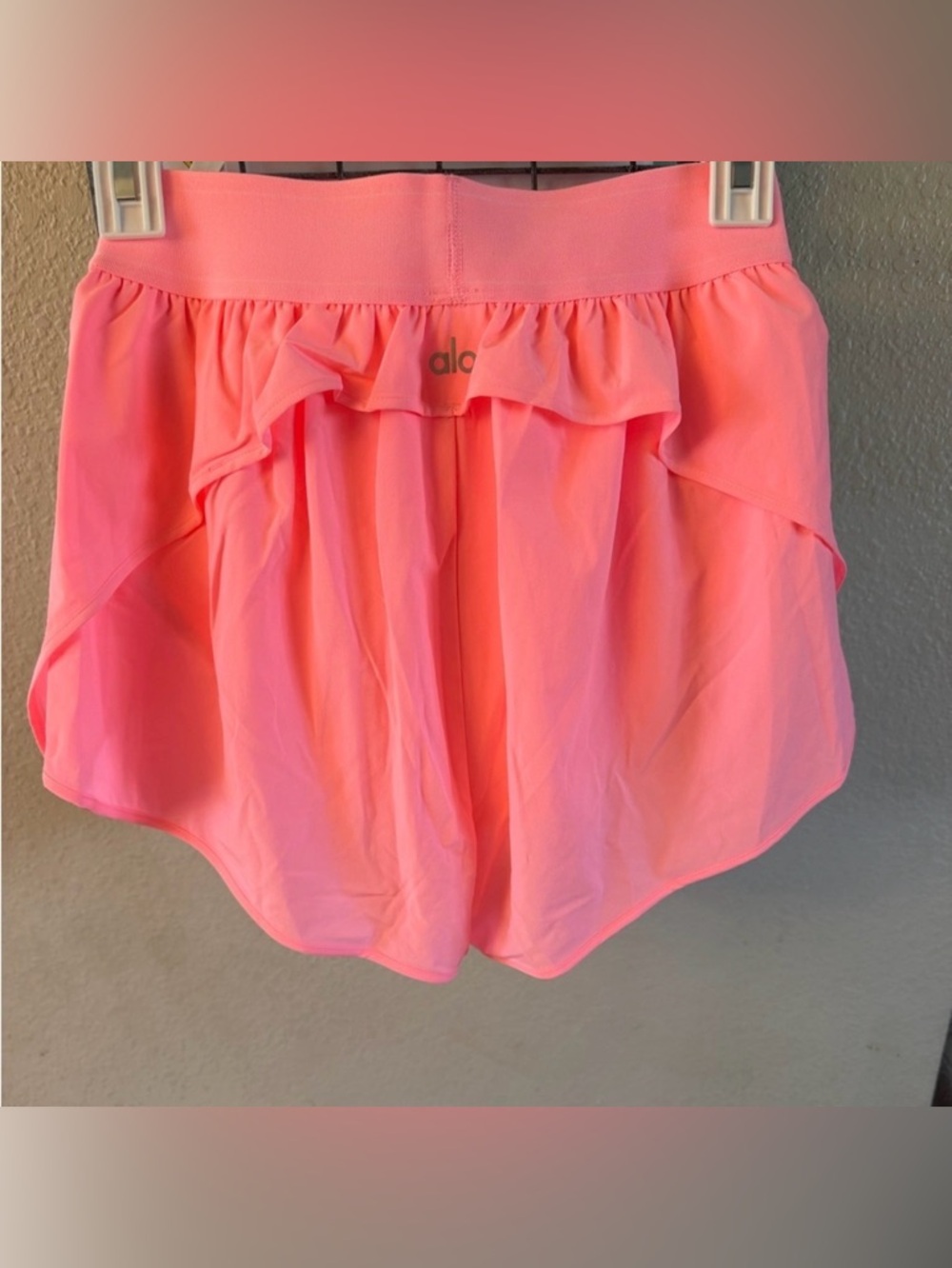ALO Yoga Neon Bubblegum Match Point Short - Picture 3 of 6